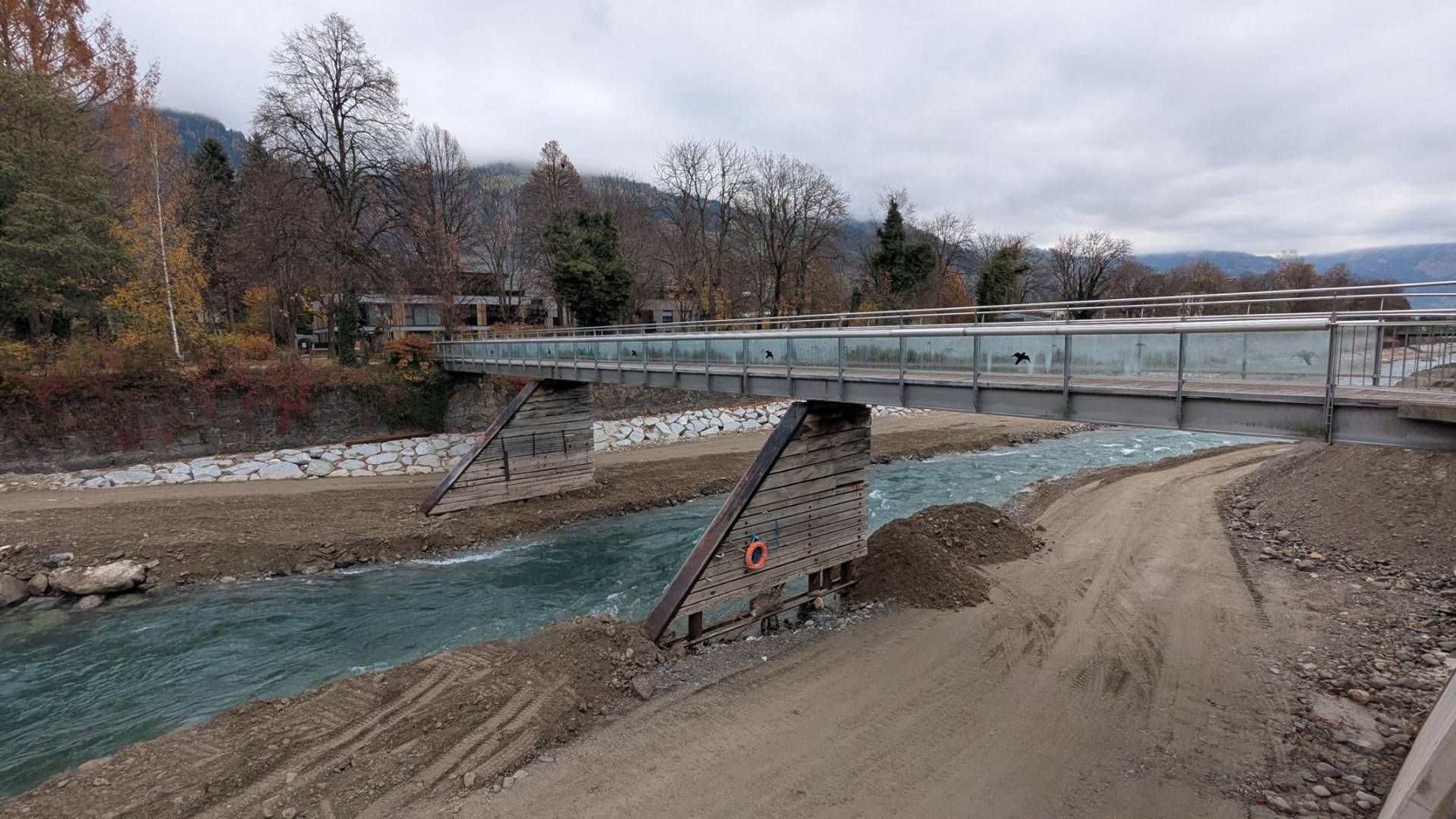 Die schmalen Pfeiler m&uuml;ssen entfernt werden, der neue Steg kommt ohne Pfeiler aus. Foto: Knorr