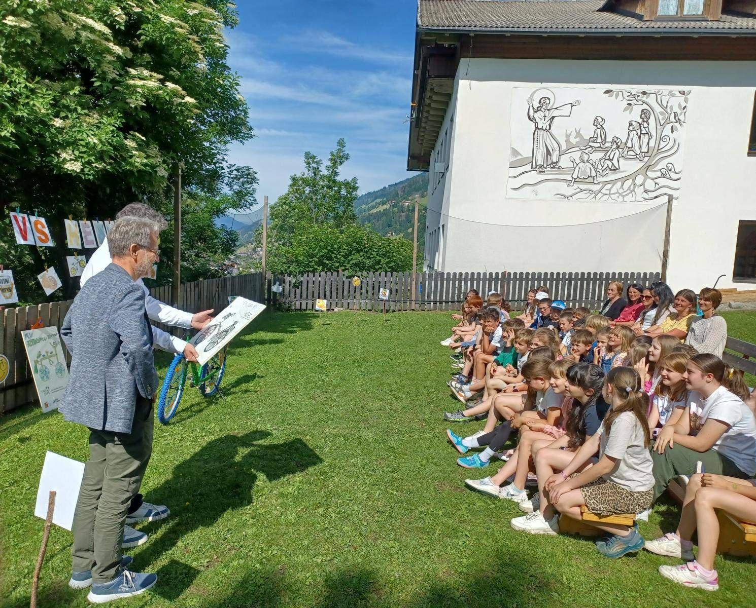 Festtagsstimmung im Garten der VS Heinfels