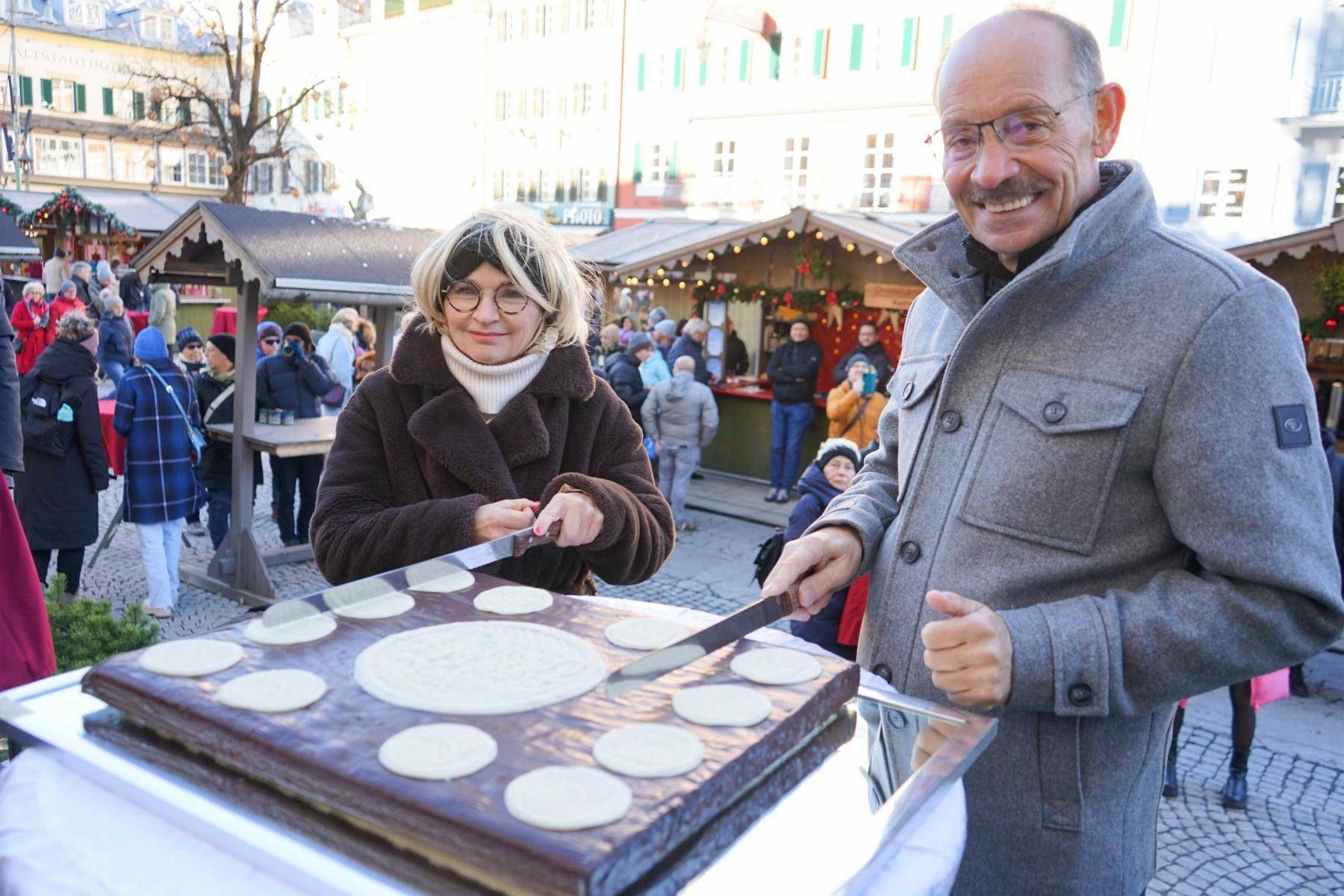 B&uuml;rgermeisterin Elisabeth Blanik und Vizeb&uuml;rgermeister Sigi Schatz beim Anschneiden des Lienzer Lebzelt. Foto: Stadt Lienz/Lenzer