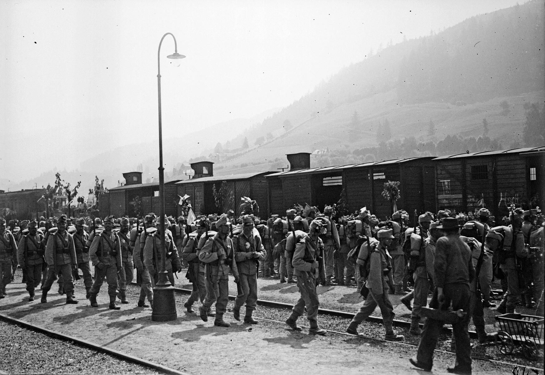 Hall in Tirol, Mitte August 1914: Abreise der Tiroler Kaiserj&auml;ger an die russische Front (Fotograf: Anton Kneu&szlig;l; Sammlung Kneu&szlig;l, L40149 &ndash; TAP)