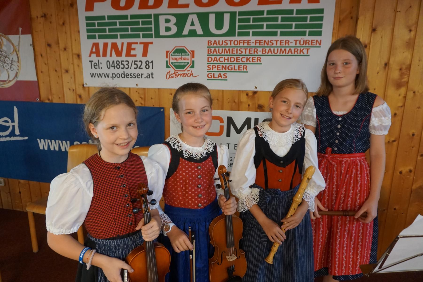 In einem gro&szlig;en, gemischten Ensemble spielten Lioba Wendlinger und Mathilda Greil mit der Geige sowie Anna Greil und Lisa Kohlmaier mit der Blockfl&ouml;te. Foto: Magdalena Pircher