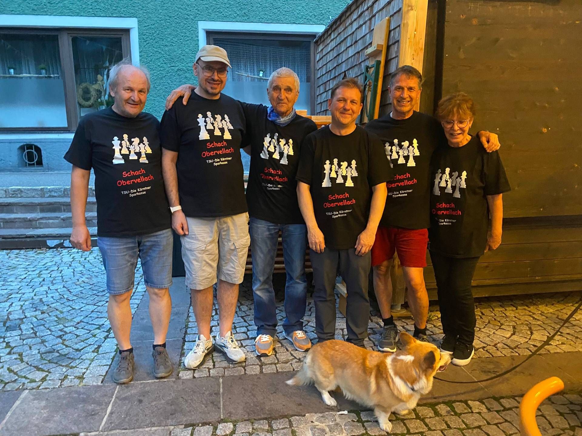 V. l.: Peter G&ouml;res, Reinhard Sacher, Jahn Mokracek, Gro&szlig;meister Wolodymyr Baklan, Gerald Hofer und Jutta Mokracek mit Schachhund &bdquo;Baki&ldquo;.