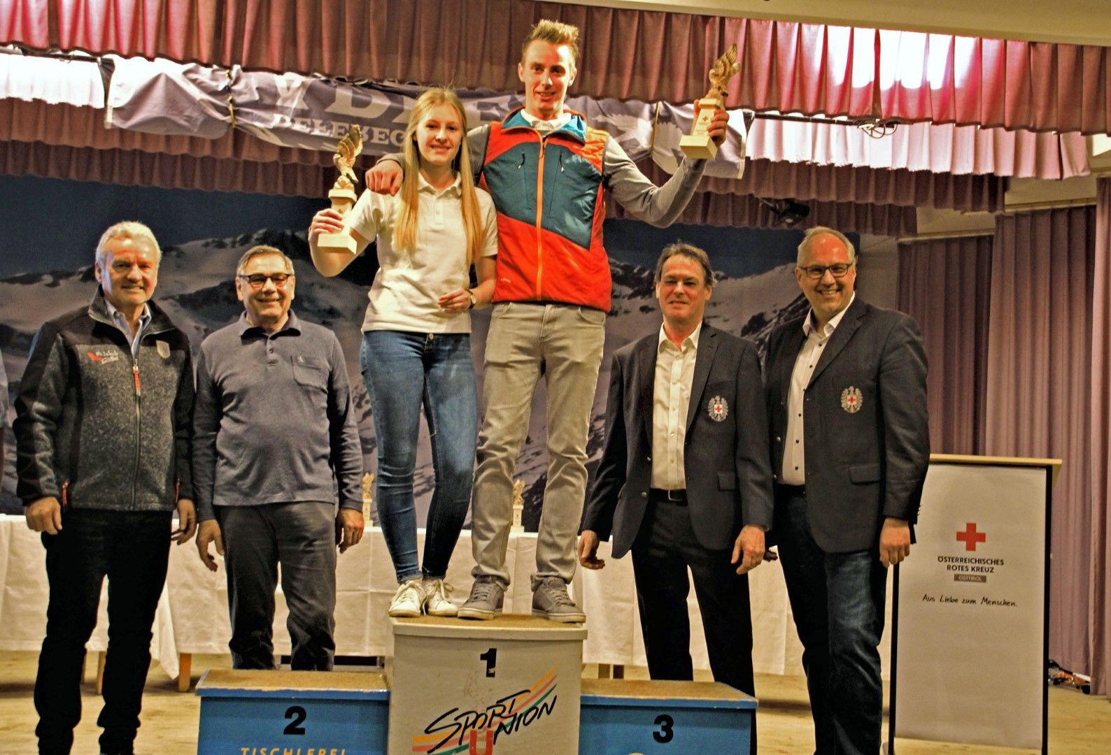 Die Osttiroler Bundesskimeister Annika Kleinlercher und Philipp Kleinlercher bei der Siegerehrung, Foto: RK Osttirol