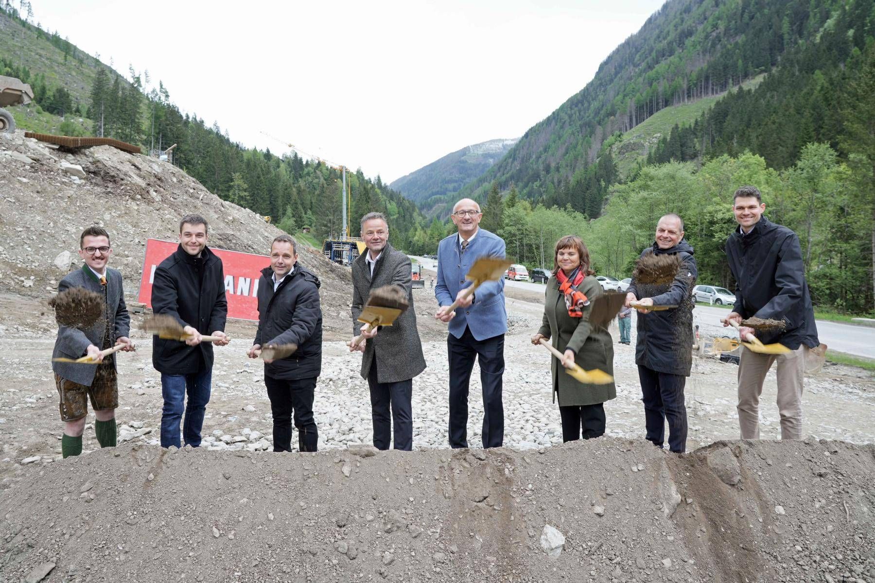 Beim Spatenstich v. li.: David Pucher (Bauleiter der Kostmann GesmbH), Michael Kawrza (Fachbereichsleiter Stra&szlig;enbau am Baubezirksamt Lienz), Johannes Nemmert (Leiter des Baubezirksamts Lienz), Christian Molzer (Landesbaudirektor), LH Anton Mattle, Erika Rogl (B&uuml;rgermeisterin von Kals am Gro&szlig;glockner), G&uuml;nter Guglberger (Vorstand der Abteilung Landesstra&szlig;en und Radwege), Lukas Blaas (Projektleiter, Sachgebiet Br&uuml;cken- und Tunnelbau des Landes Tirol) Foto: Land Tirol/Pichler